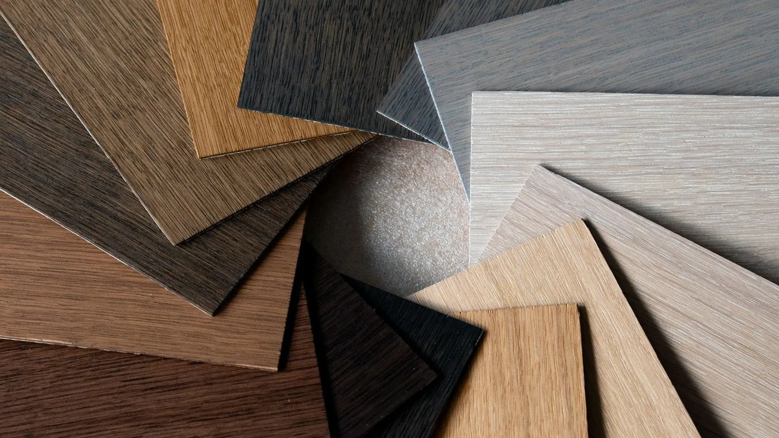 Von Naturholz-Optik auf hellen Hölzern bis zu trendigen Grautönen: Das Legno Smart-Öl bietet viel Gestaltungsspielraum.